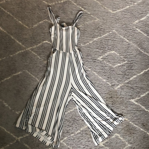 ‼️SOLD‼️Black and white romper with open back! - Picture 2 of 5